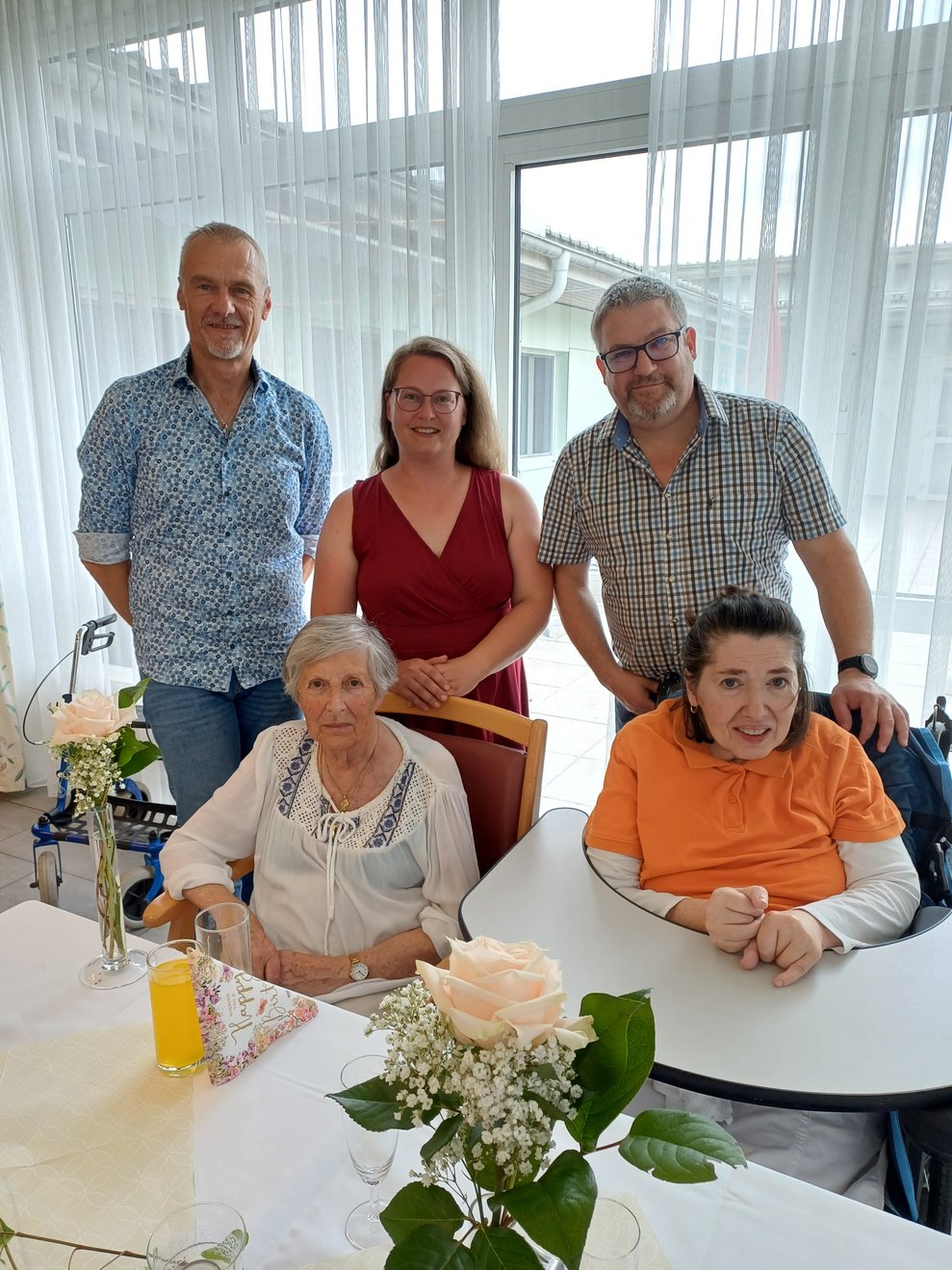 Bewohner mit Gratulanten