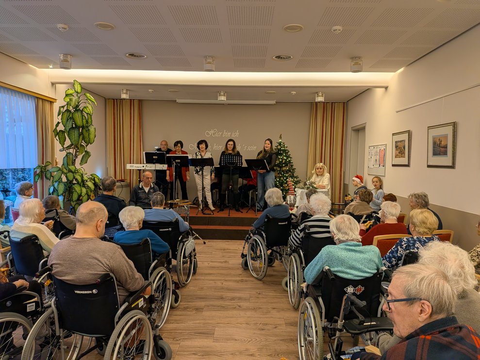 Blick vom Publikum zur Bühne, Auftritt Vocal Ensembles.