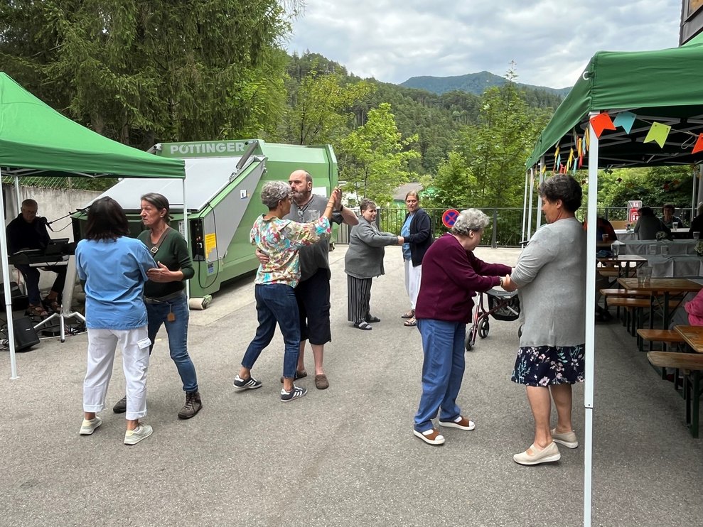 Mehrere Tanzpaare auf dem Sommerfest.