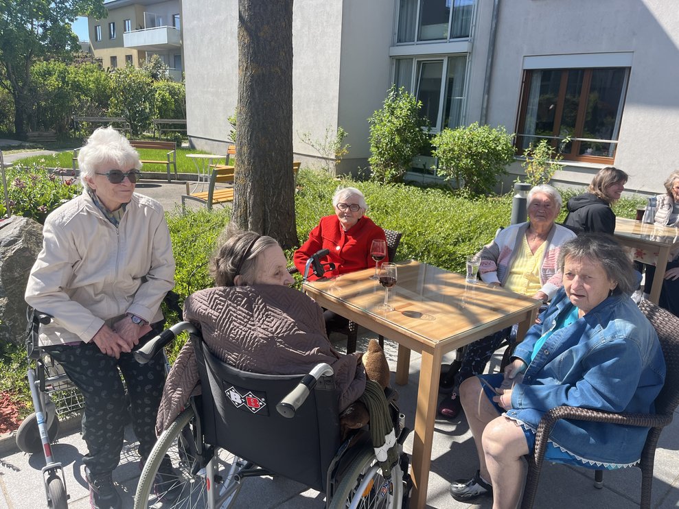 Terrasse PBZ mit Bewohnerinnen