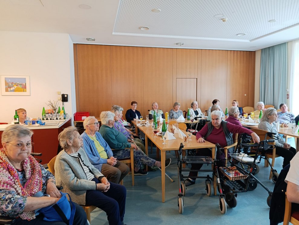 Viele BewohnerInnen bei der BewohnerInnenbesprechung.