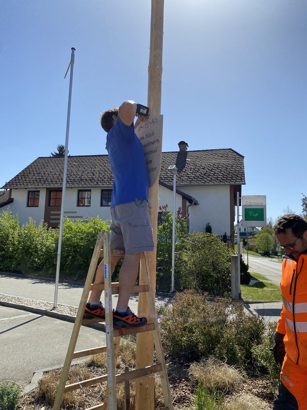 Haustechniker Martin bringt die Ehrentafel an.
