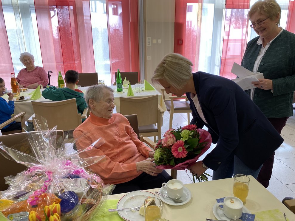 ...und freut sich sehr über die Geschenke und vielen Gratulationen.