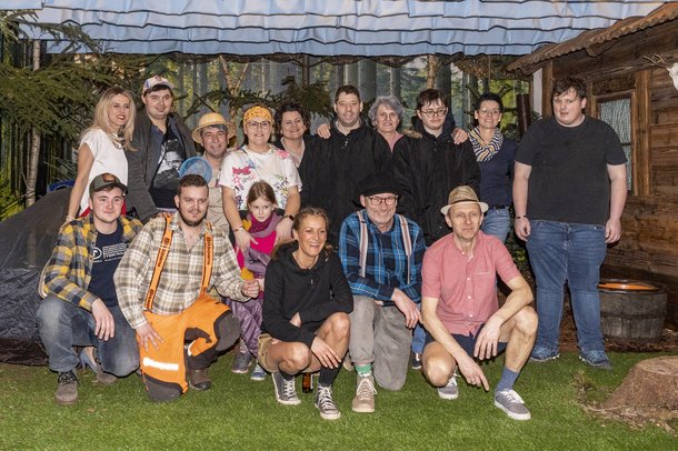 Eine Gruppe Personen auf einem Gruppenfoto