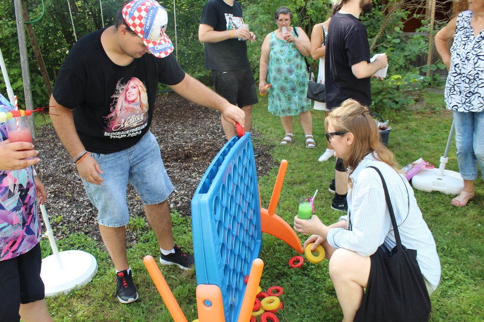 Zwei Personen spielen das Spiel "4 gewinnt"