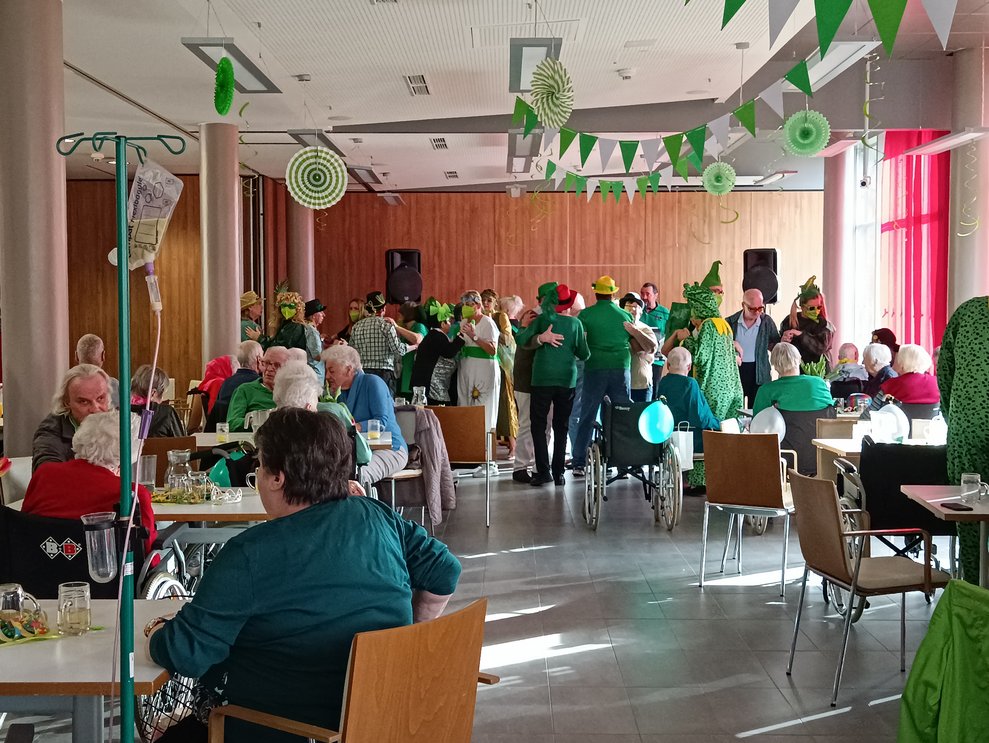 Blick auf den Festsaal und die voll gefüllte Tanzfläche.