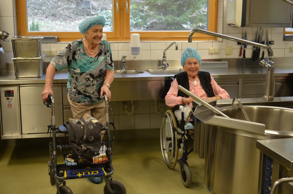 Bewohnerinnen in der Küche 