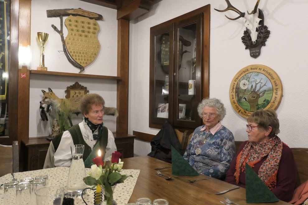 Drei Damen im Gasthaus.