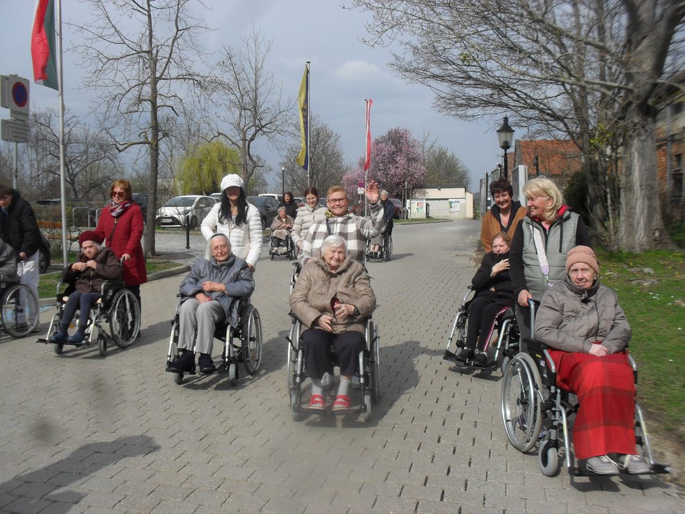 Unsere Zivildiener, FSJ und Ehrenamtlichen machten mit unsern BewohnerInnen einen Spaziergang durch Vösendorf.