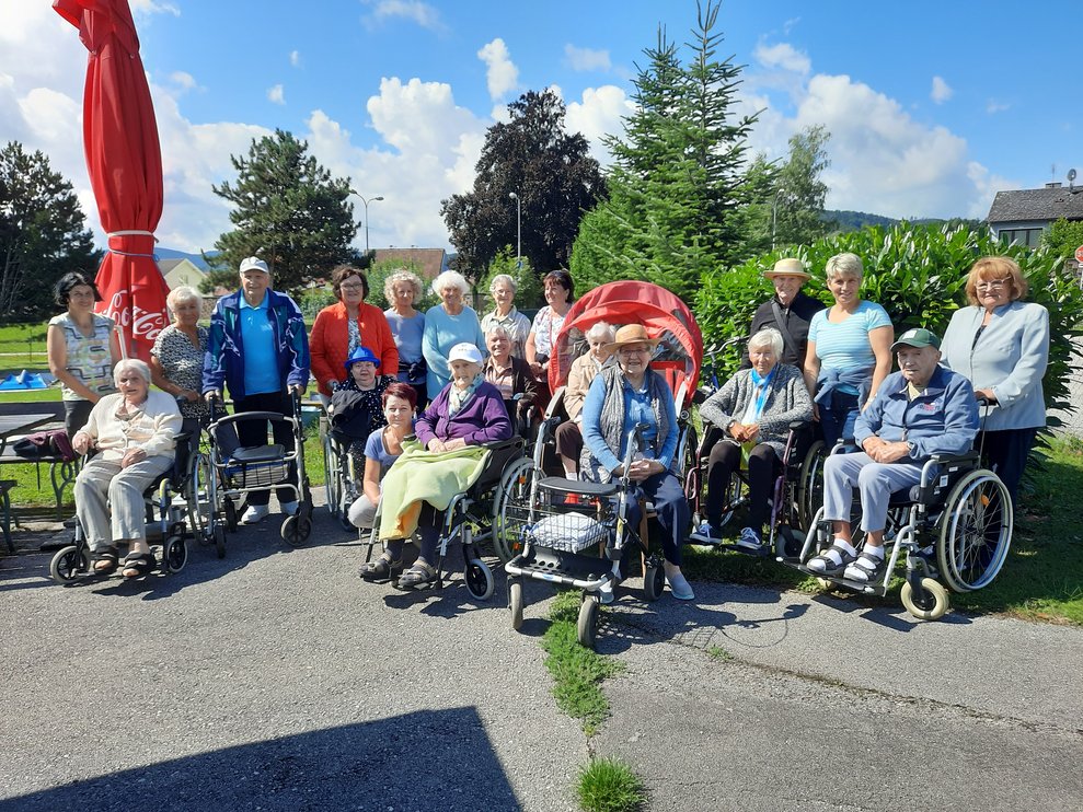 Gruppenfoto auf dem Minigolfplatz.