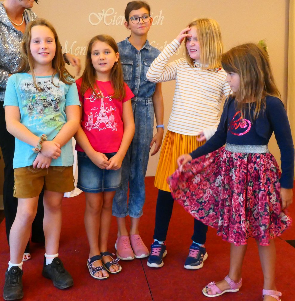 Gruppenfoto von fünf Kindern.