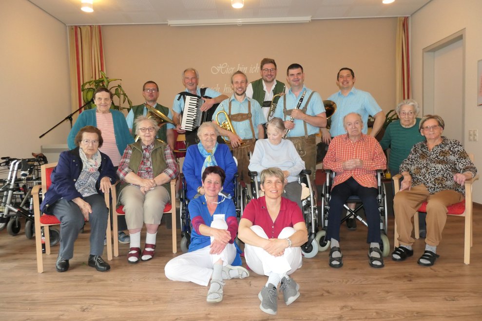 Die Musikgruppe mit einigen BewohnerInnen und MitarbeiterInnen.