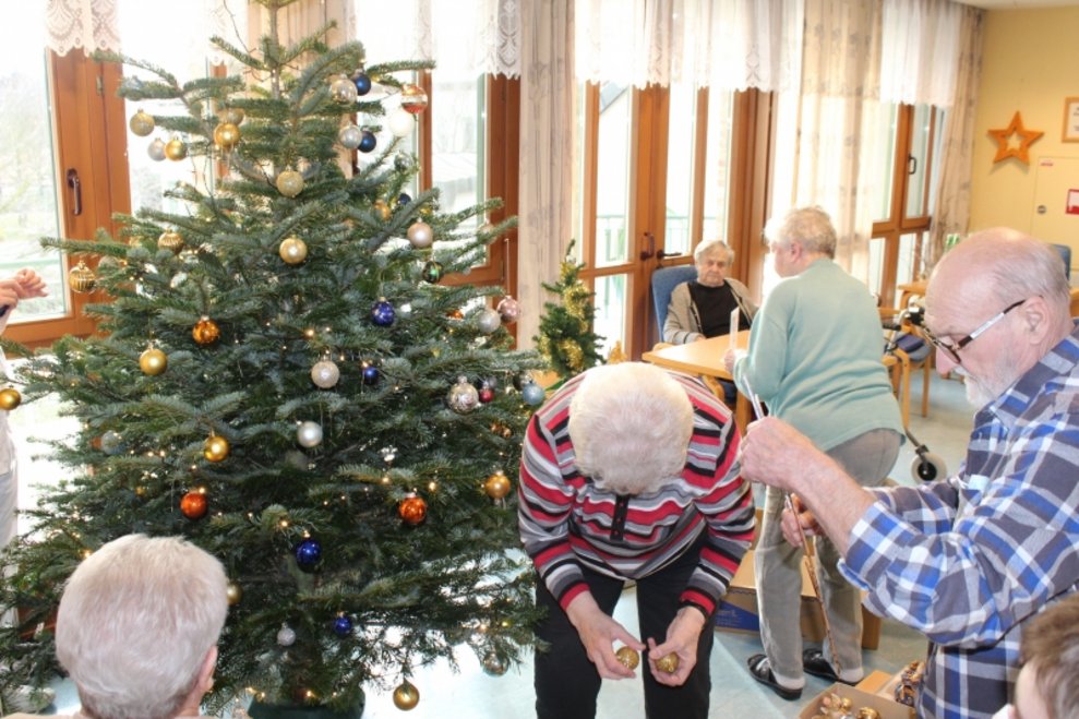 BewohnerInnen beim Christbaum.