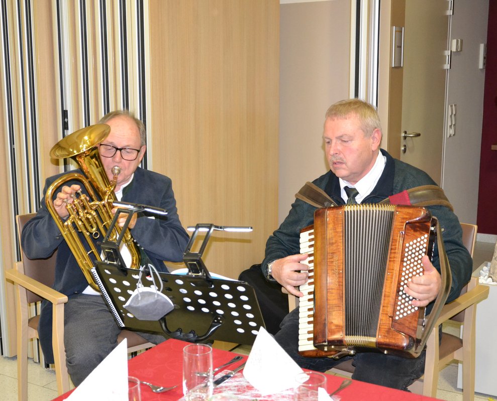 Die Weihnachtsfeier wurde von Erich und Gerhard musikalisch umrahmt.