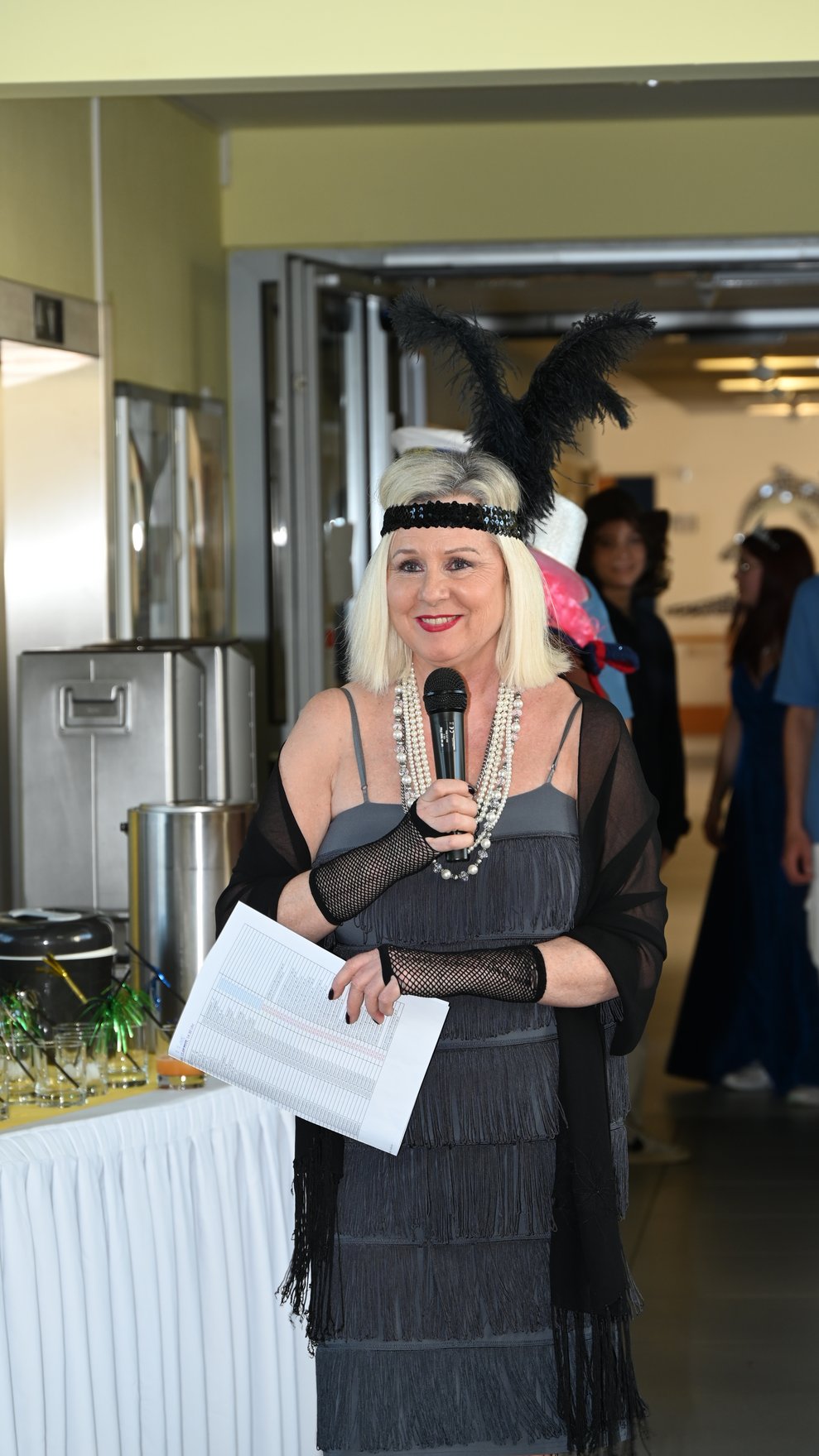 Frau Dir. Grötzl eröffnet unser Fest.