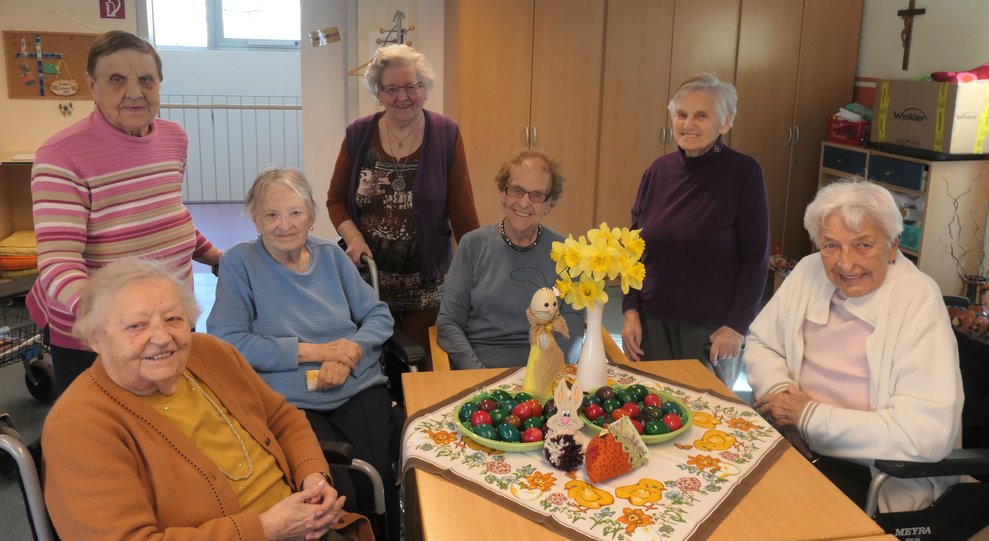 Einige Damen mit den bunt gefärbten Eiern.
