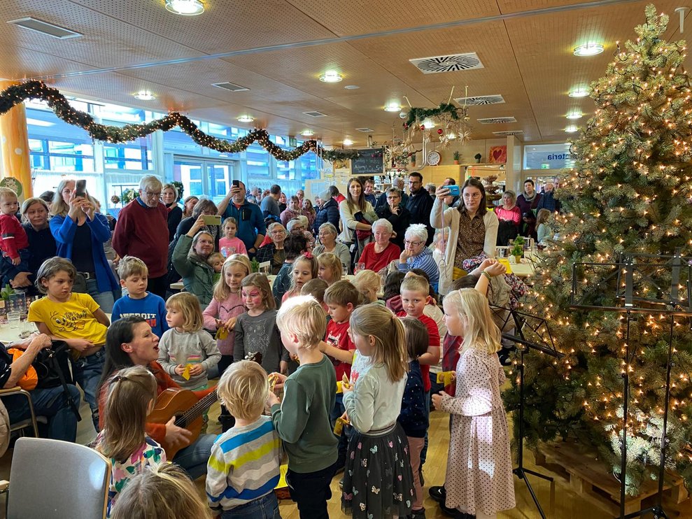 Kinder spielen Weihnachtslieder auf ihren Instrumenten 