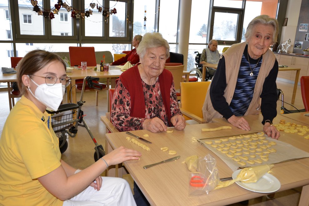 Das Backen der Vanillekipferl bereitet den Bewohnerinnen große Freude.