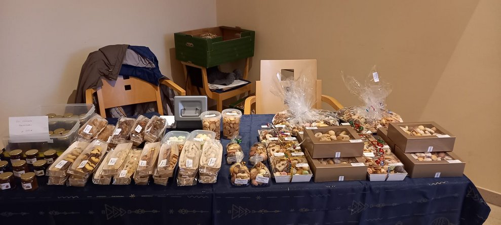 Ein Stand mit Weihnachtsgebäck