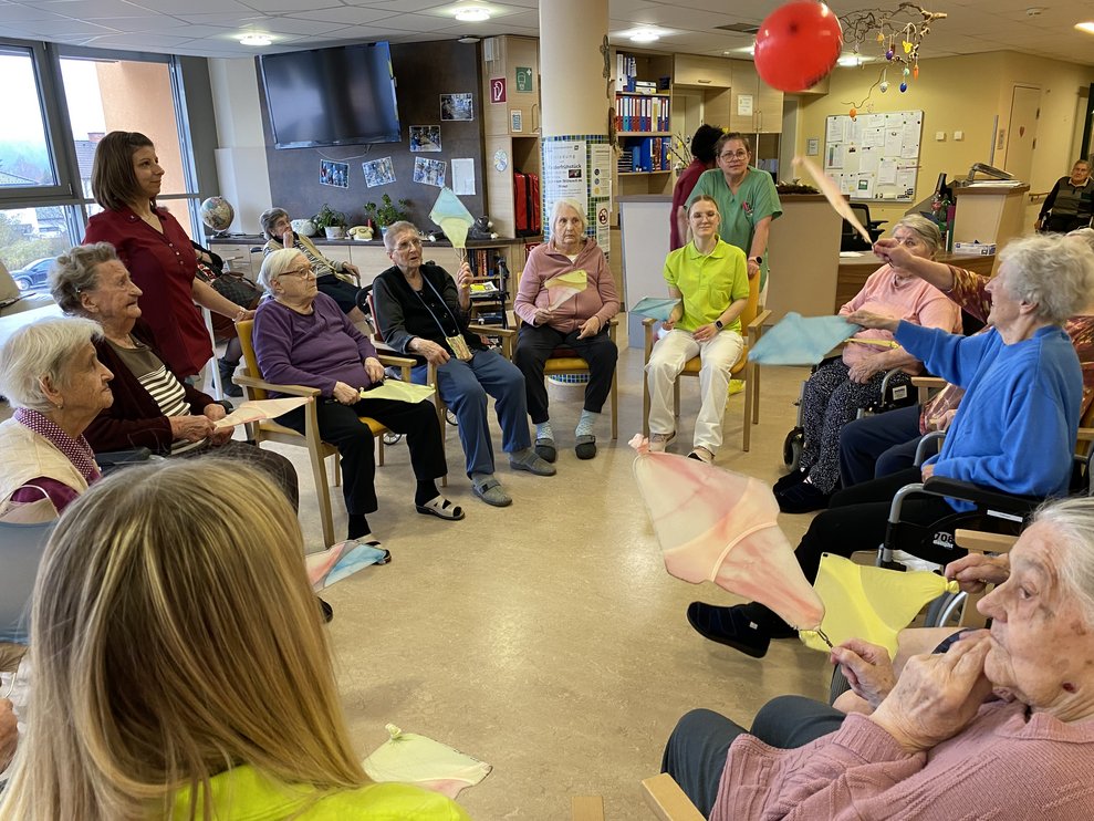 Viel Spaß bereitet allen, Federball mit selbstgemachten Schlägern und Luftballons.