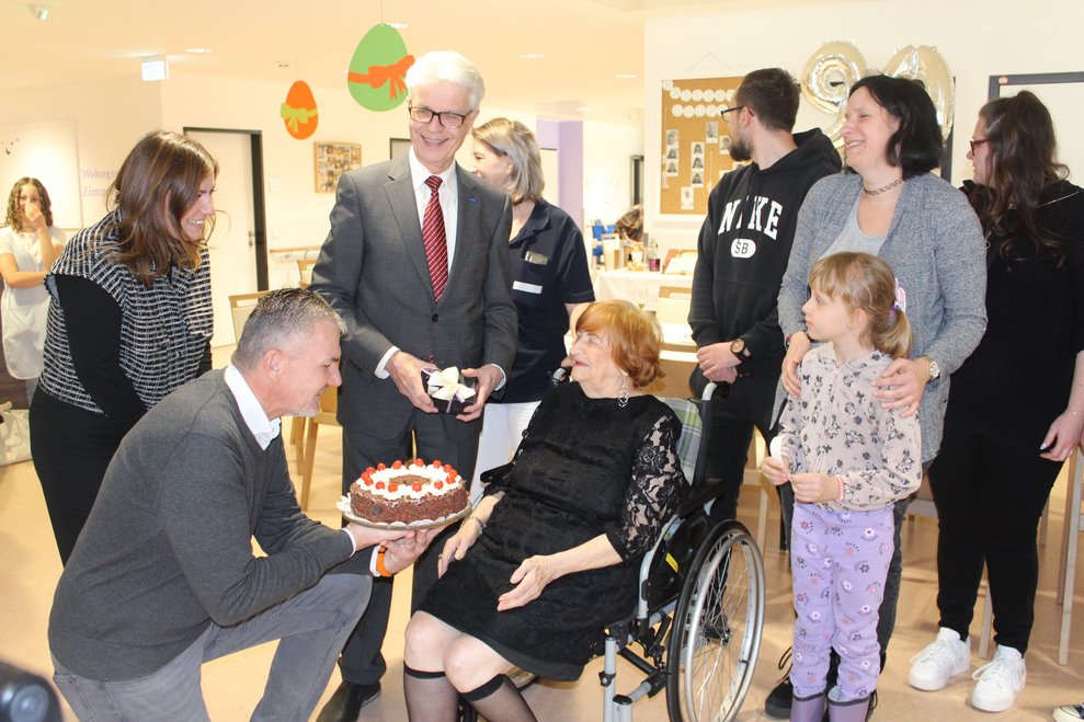 Das Pflege- und Betreuungszentrum hat für die Jubilarin eine Torte besorgt.