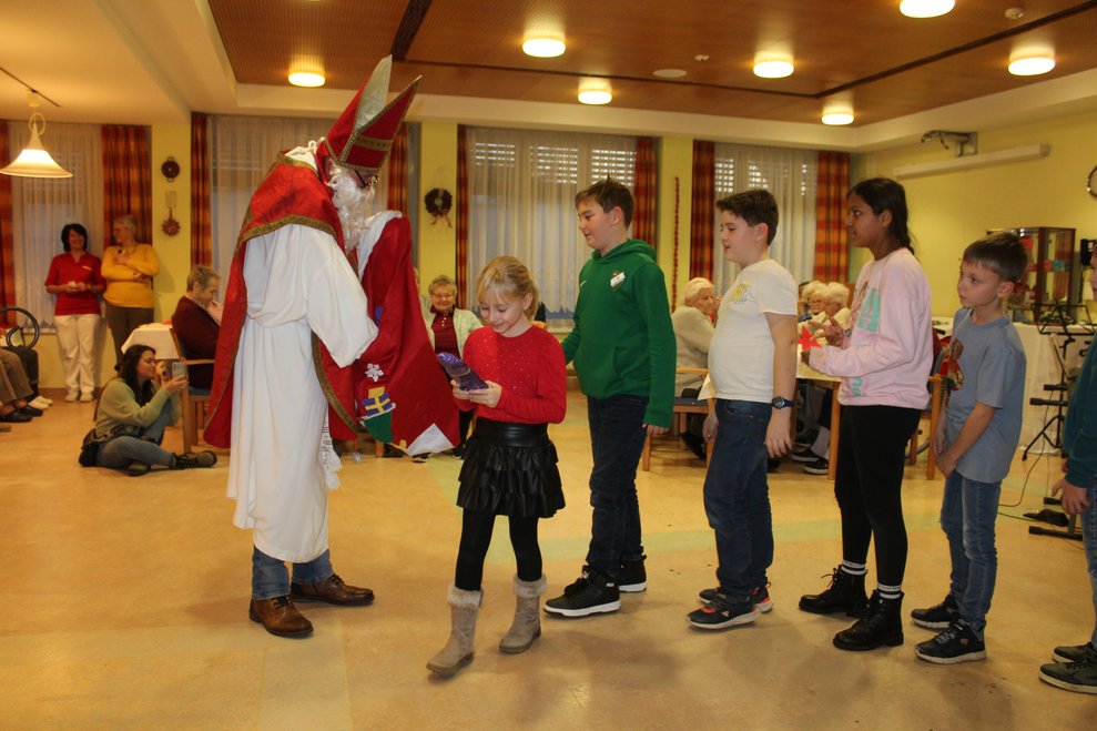 jedes Kind, bekam ein kleines Geschenk vom Nikolaus, 