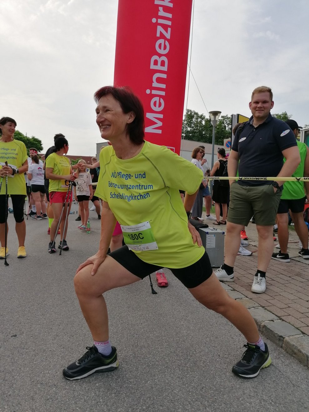Christine Lechner, wie immer vorbildlich, beim Aufwärmen.