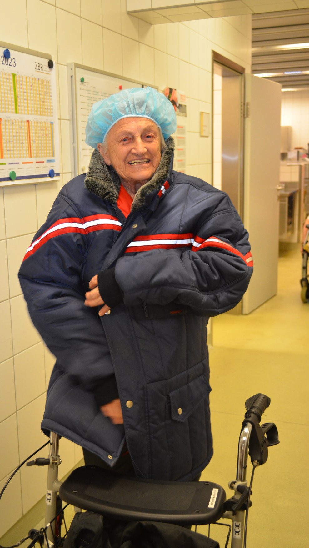 Bewohnerin mit Jacke