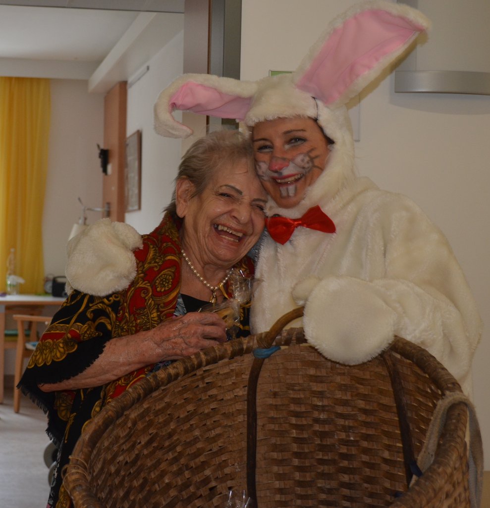 Bewohnerin mit Osterhase 