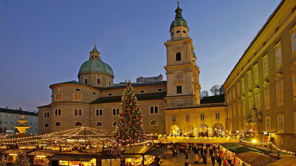 Ein traumhafter Markt ist auch in Salzburg am Domplatz zu finden. Liebhaber von Kunsthandwerk werden hier fündig werden. Besonders beliebt bei den jungen Besuchern und Besucherinnen ist der Eislaufplatz auf dem Mozartplatz. 