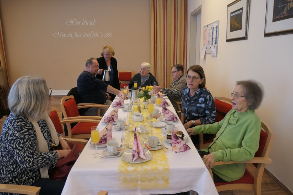 Einige Personen bei Tisch.