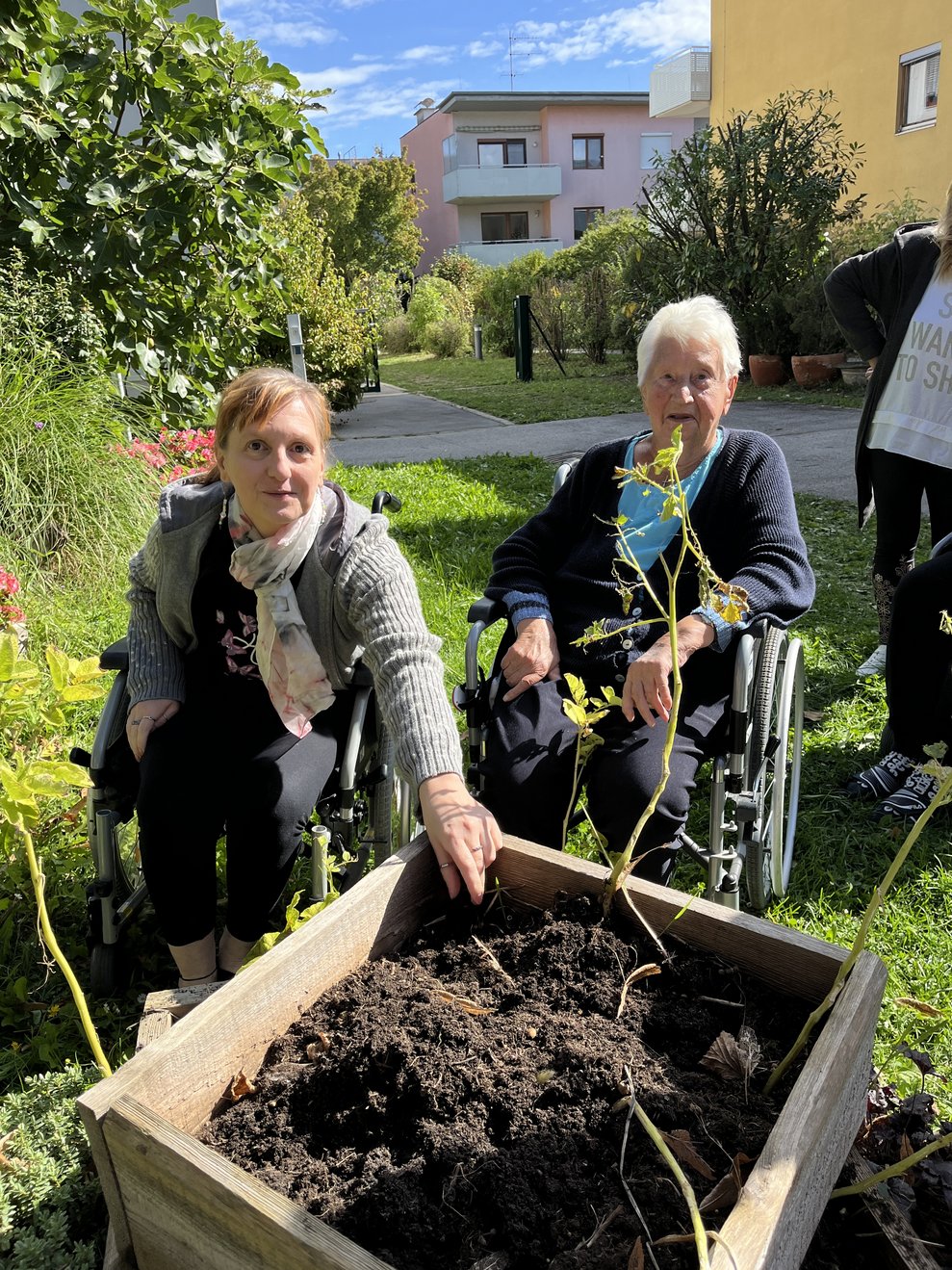 Zwei Bewohnerinnen im Garten