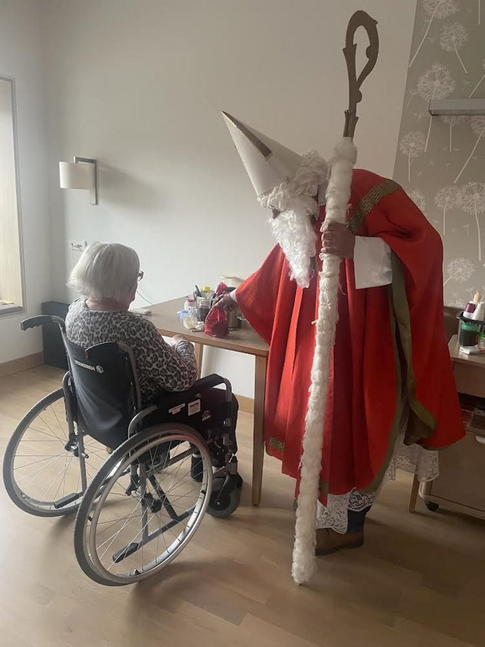 Nikolaus im Zimmer bei Bewohnerin