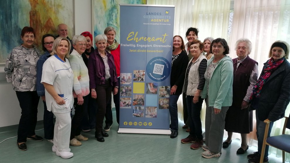 Gruppenfoto des Ehrenamt-Teams mit der Stv. Pflegedirektorin Maria Hollerer