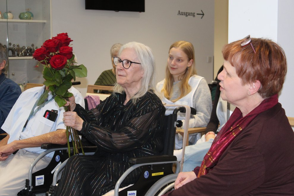 Beim Stück „Für dich soll’s rote Rosen regnen“ wurden Frau Koczan von ihren Familienmitgliedern Rosen überreicht.