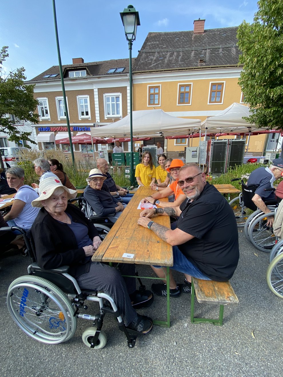 Bei strahlendem Wetter, werden gleich Getränke und Essen bestellt.