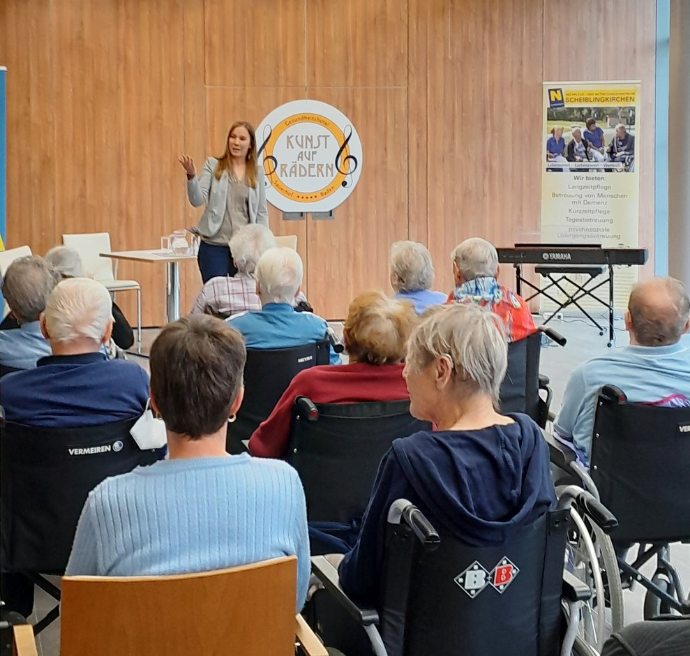 Dir.-Stv. Katalin Maga begrüßt die KünstlerInnen von "Kunst auf Rädern", unsere BewohnerInnen sowie alle anderen musikbegeisterten Gäste, die heute zu dieser Veranstaltung gekommen sind.