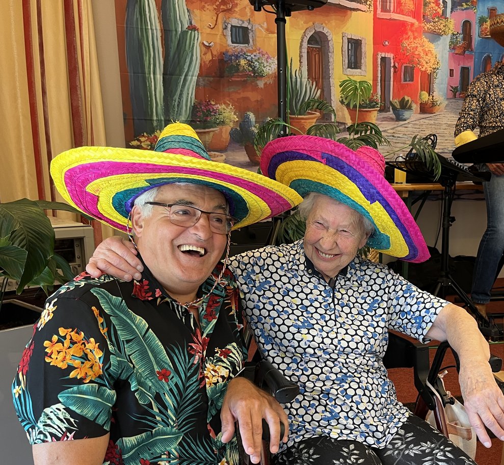 Mann und Frau lachen gemeinsam herzlich