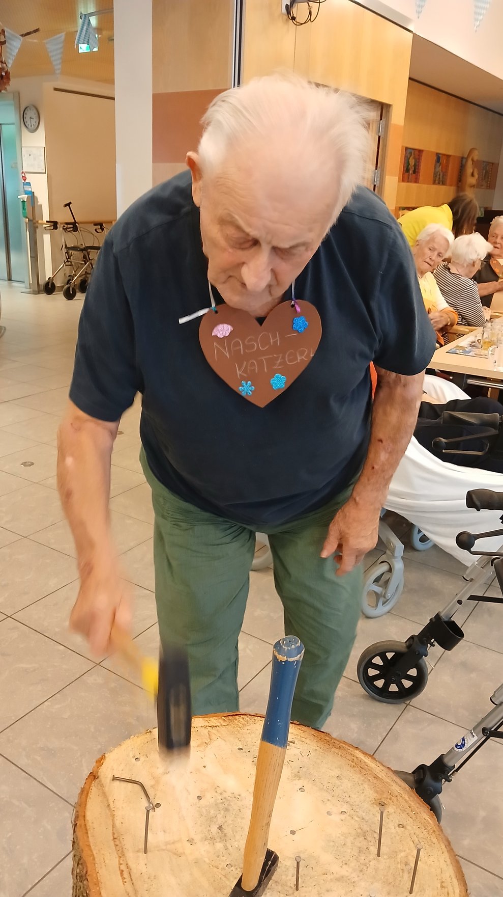 Bewohner beim Baumstammnageln