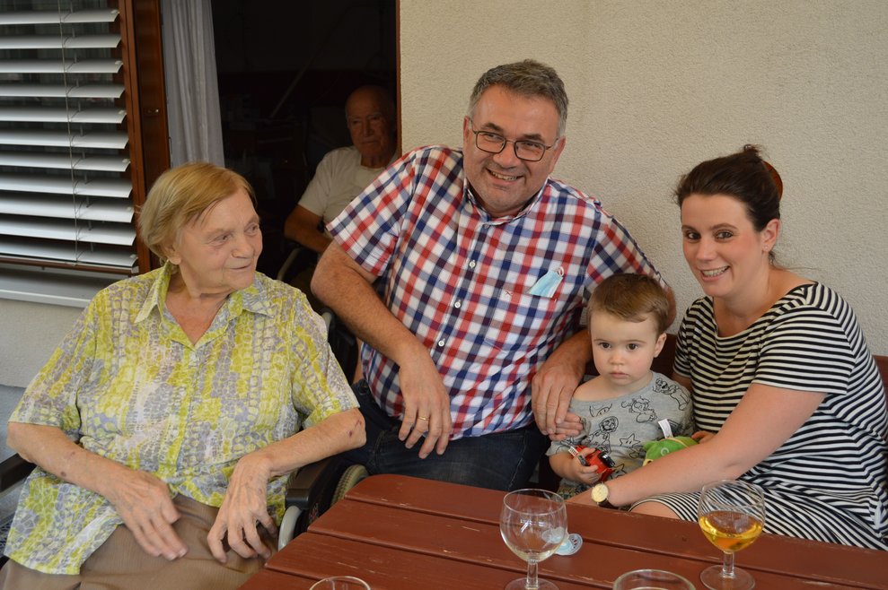 Eine Bewohnerin mit ihrer Familie.