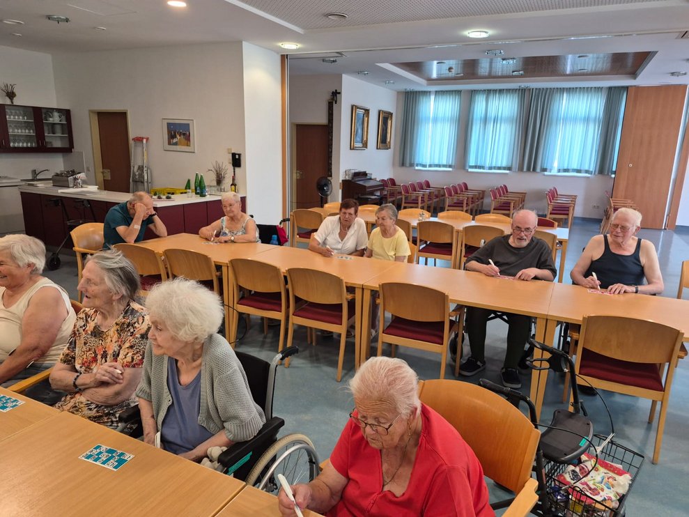 Personen spielen Bingo.