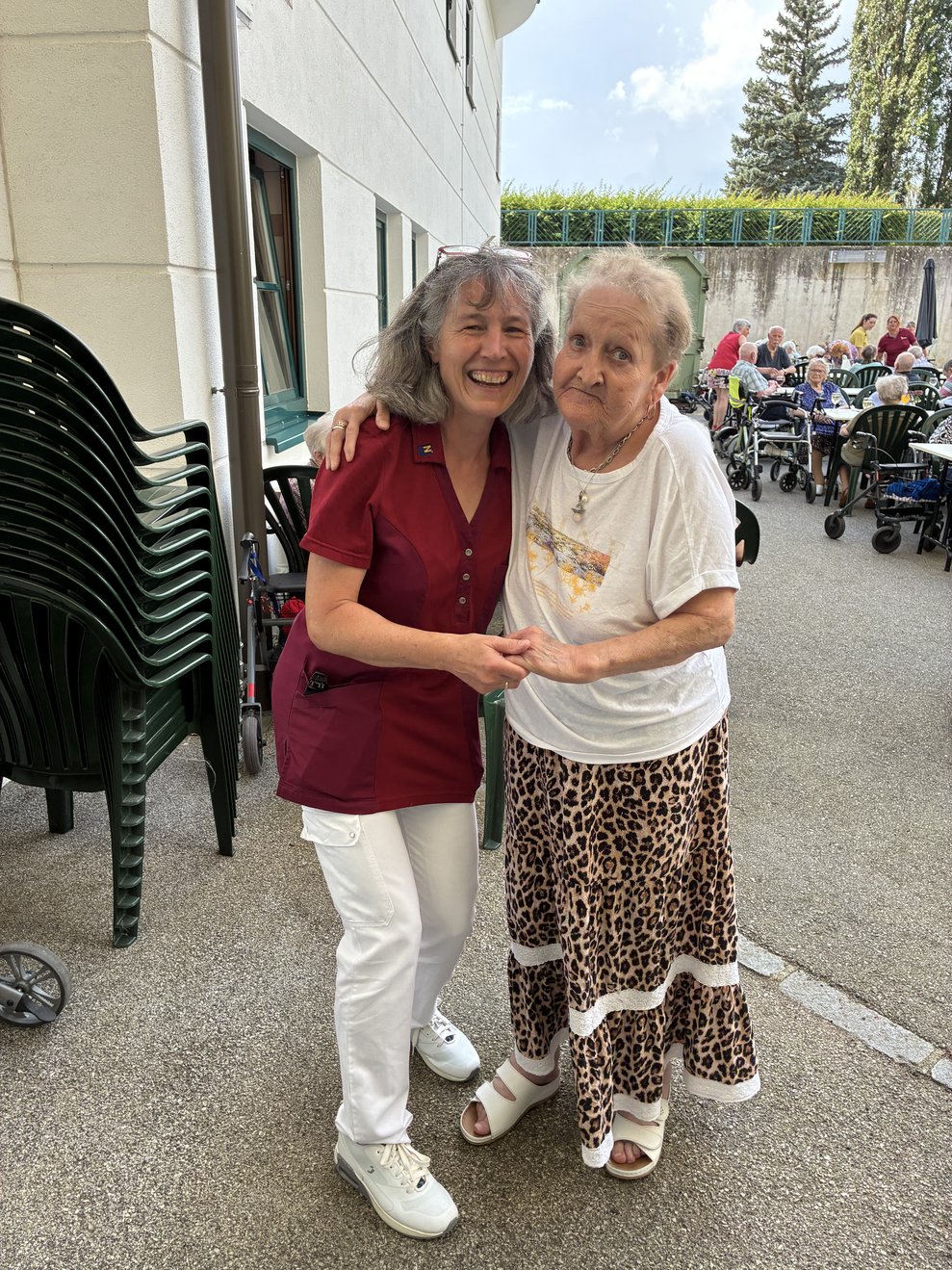 Pflegerin mit Heimbewohnerin