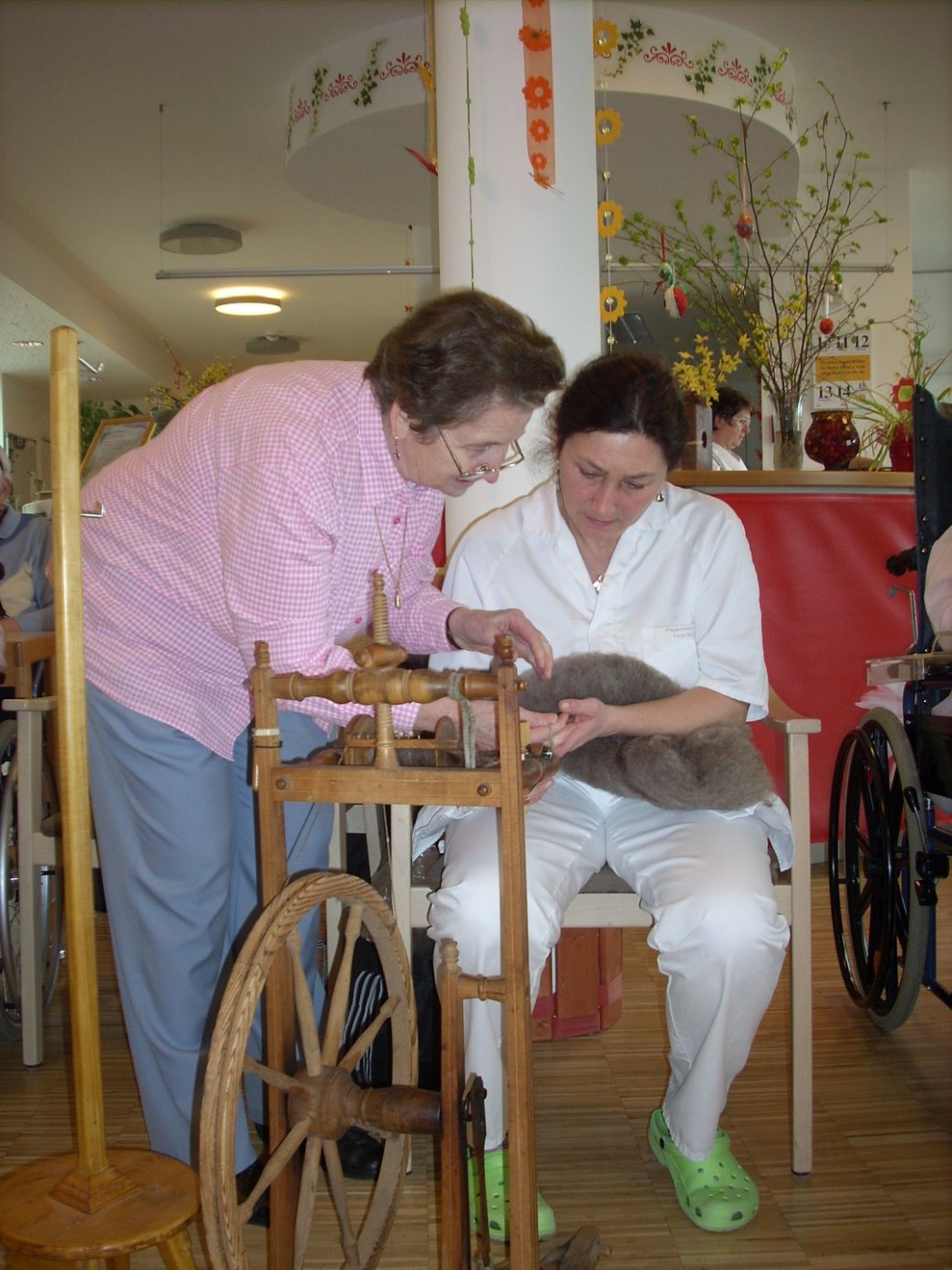 Personen stehen nebeneinander