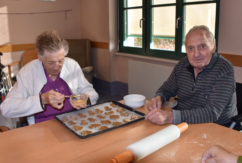 Herr Gruber, der Hahn im Korb, hat auch viel Spaß beim Kekse backen.