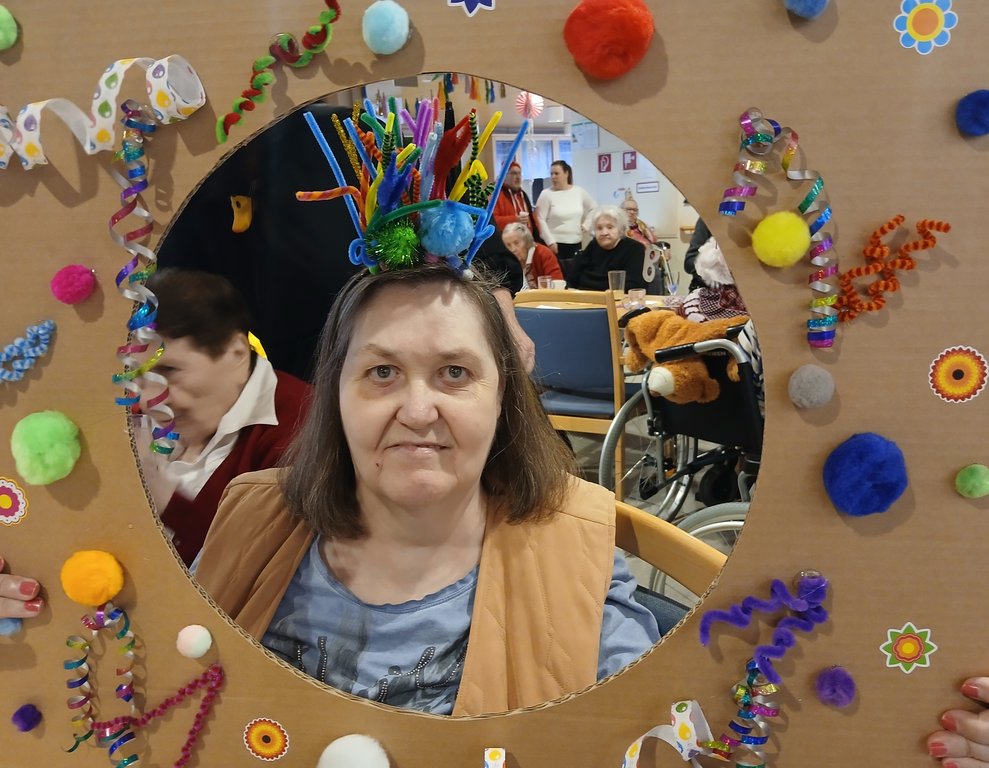 Person mit Bilderrahmen