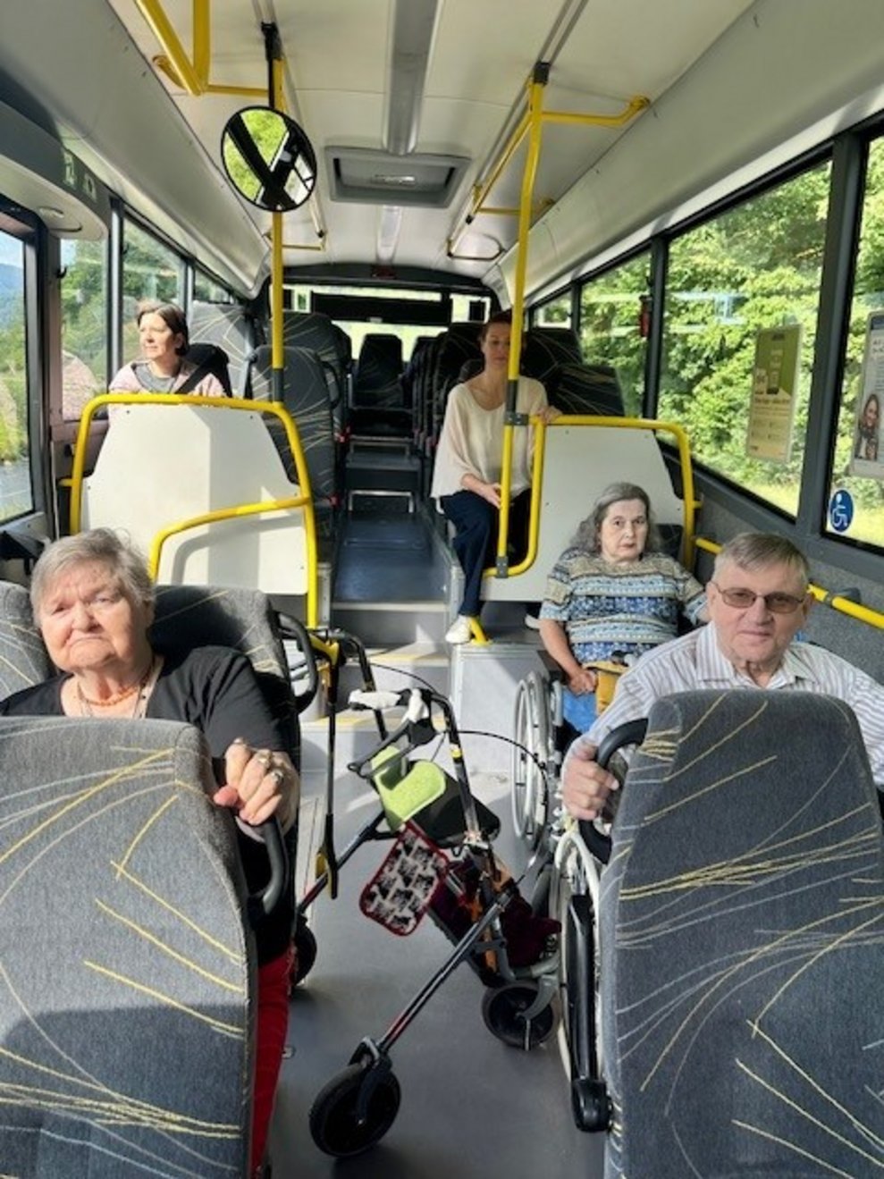 Bewohnerinnen und Bewohner fahren mit dem Bus nach Lilienfeld