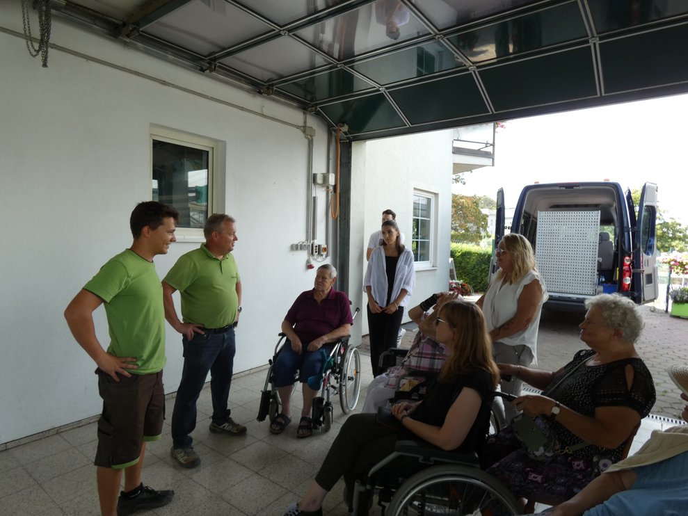 Menschen in Garage