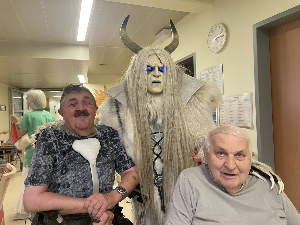 Krampus mit zwei Herren. 