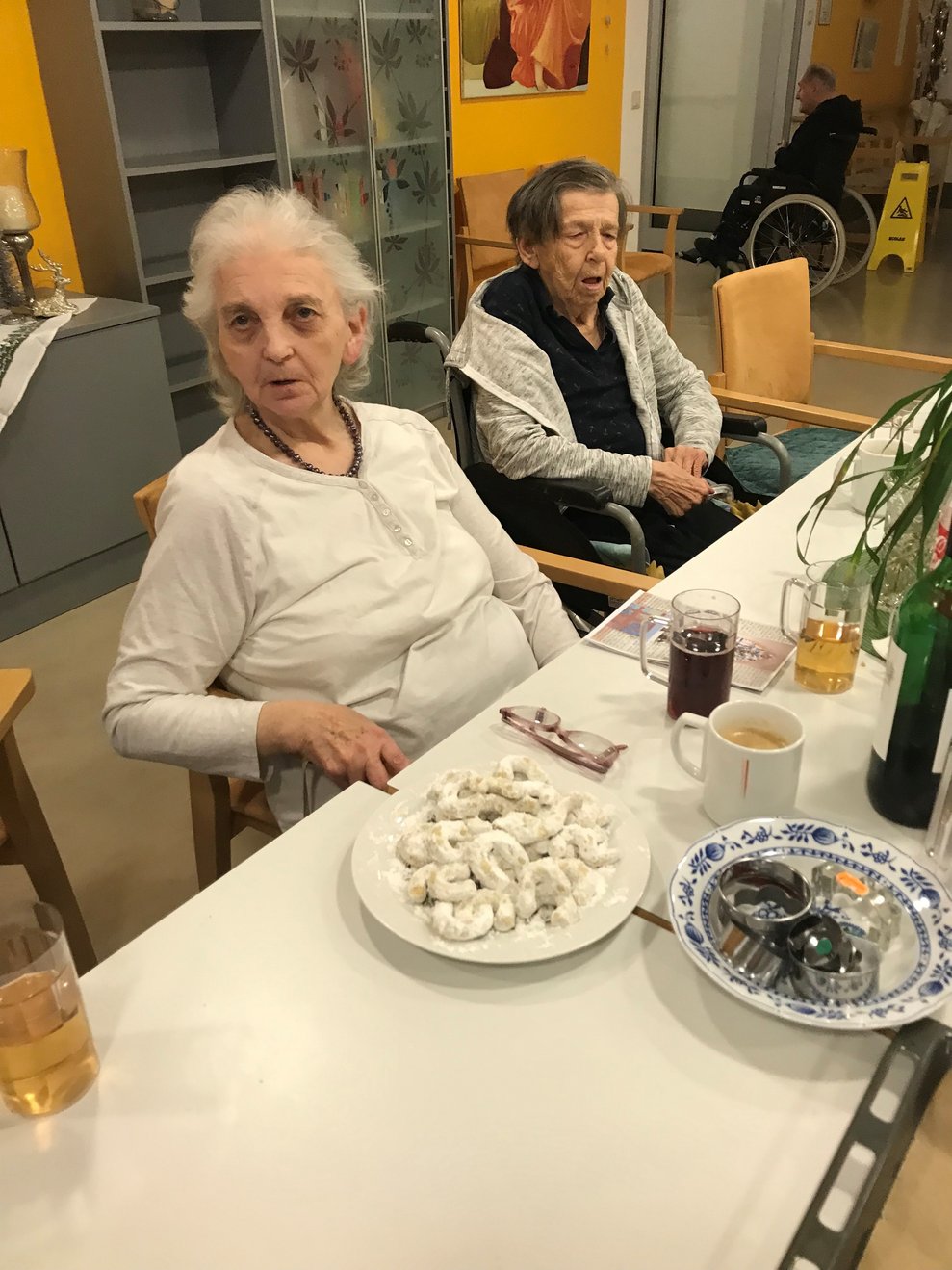 Bewohner im Speisesaal
