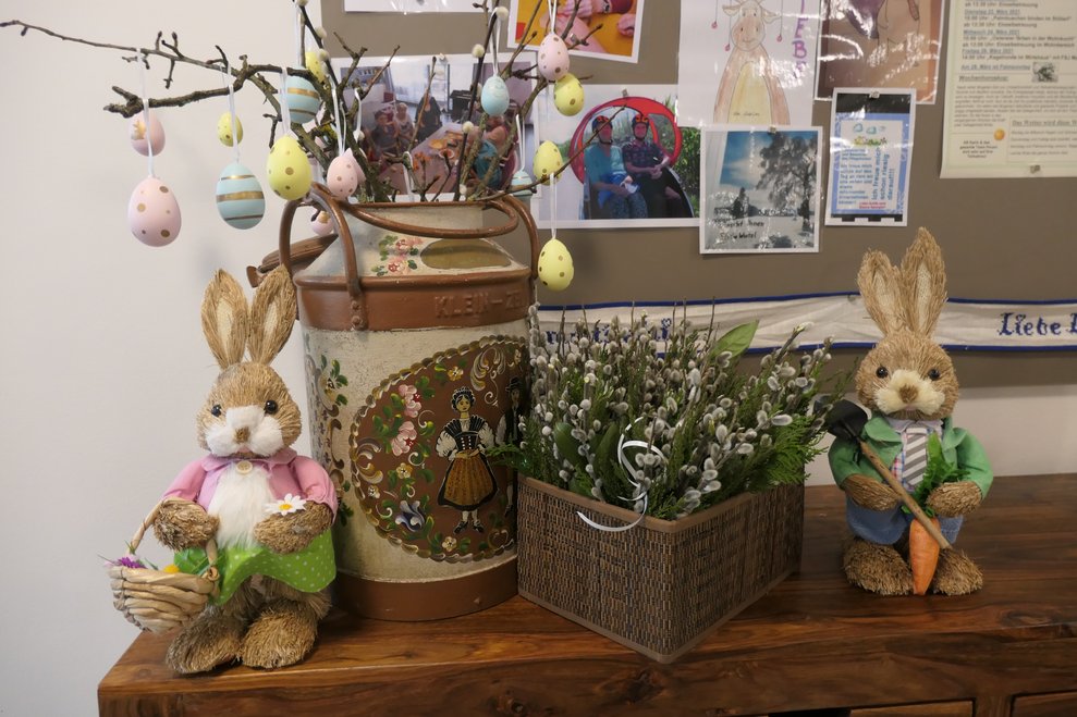 Tisch mit Palmbuschen und Osterhasen